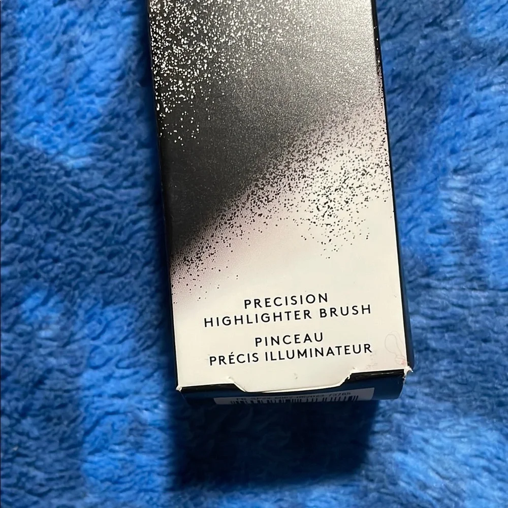 Fenty Beauty Highlighting Brush in Black and White